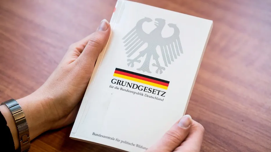 کسب اطلاع از قوانین آلمان و الزام آن در مهاجرت
